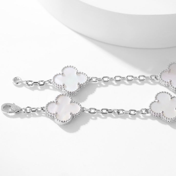 [Raffine] COLLAR DE NÁCAR BLANCO CON 10 MOTIVOS DE TRÉBOL