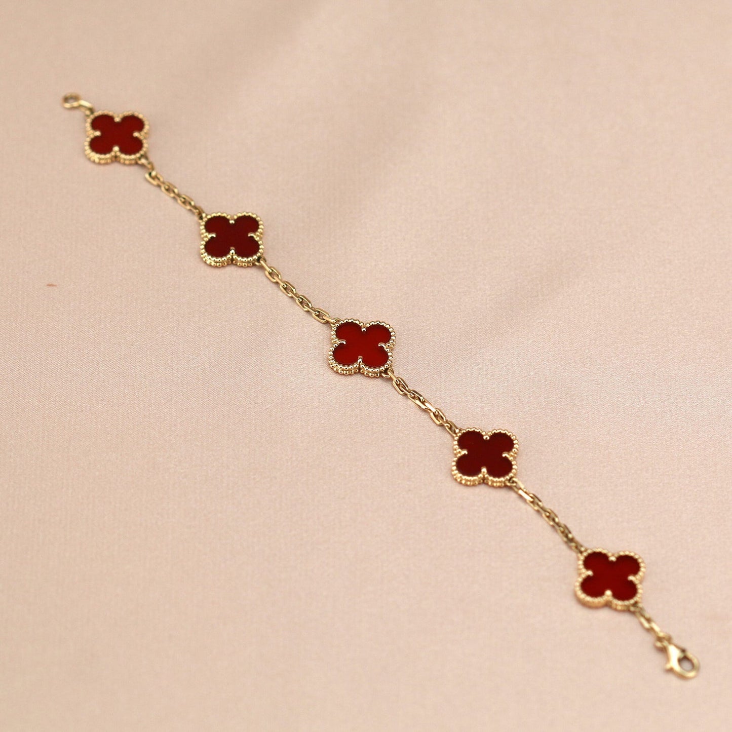 [Raffine]Pulsera de ágata roja con cinco motivos de trébol 