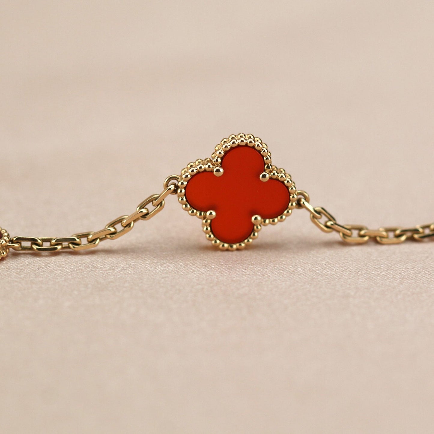 [Raffine]Pulsera de ágata roja con cinco motivos de trébol 