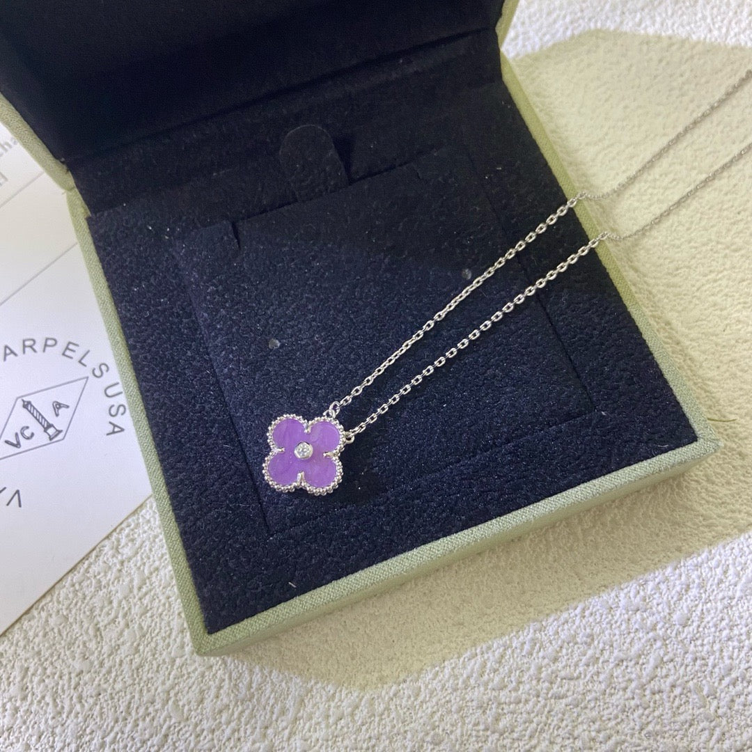 [Raffine] COLLAR TRÉBOL DE 15 MM CON DIAMANTE PÚRPURA Y VIOLETA