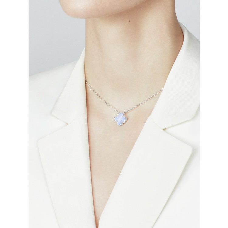 [Raffine] COLLAR DE TRÉBOL DE 15 MM DE CALCEDONIA AZUL PLATA