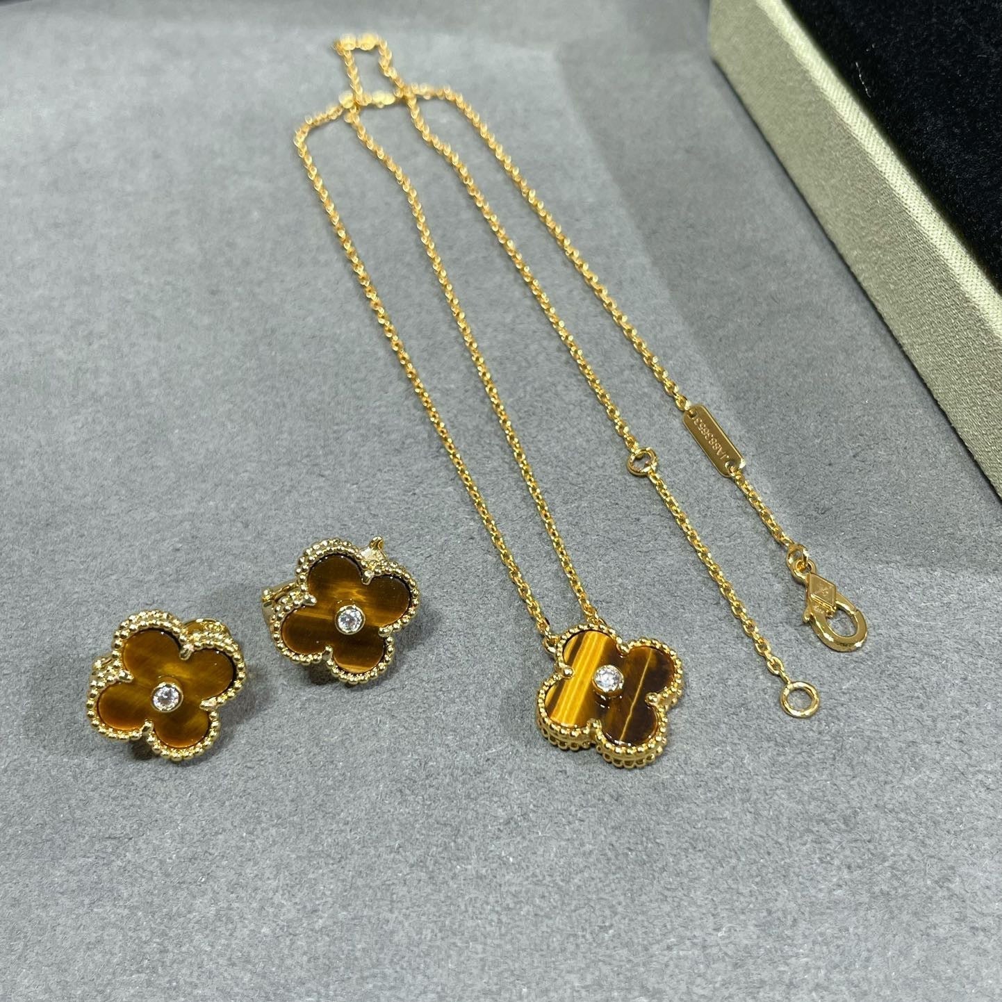 [Raffine]Collar de TRÉBOL de 15 mm con diamantes y ágata ojo de tigre amarilla