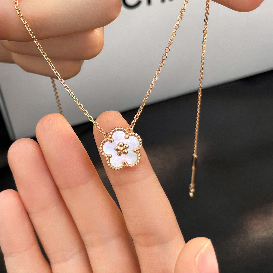 [Raffine]LUCKY  WHITE MOP  PLUM BLOSSOM NECKLACE
