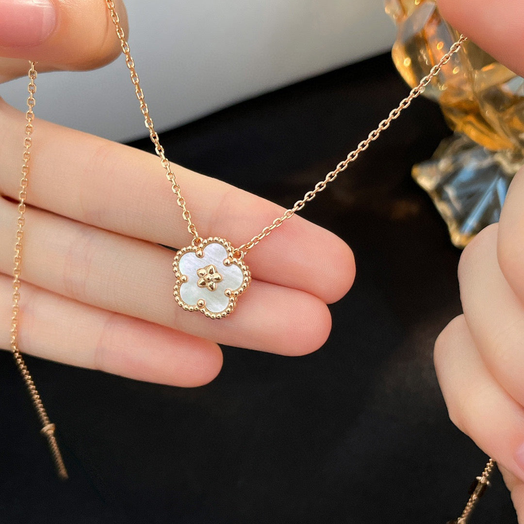 [Raffine]LUCKY  WHITE MOP  PLUM BLOSSOM NECKLACE