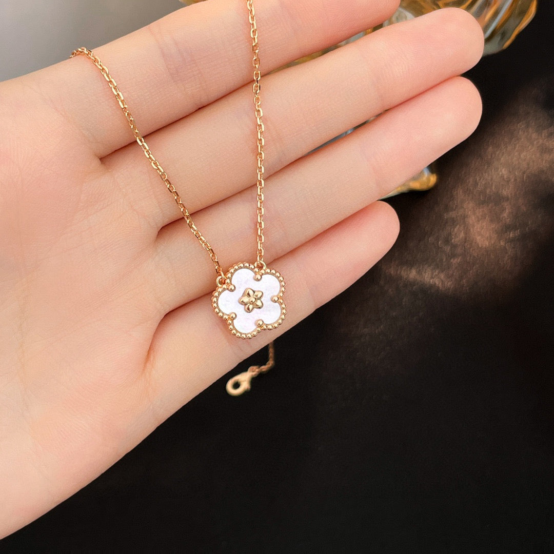 [Raffine]LUCKY  WHITE MOP  PLUM BLOSSOM NECKLACE