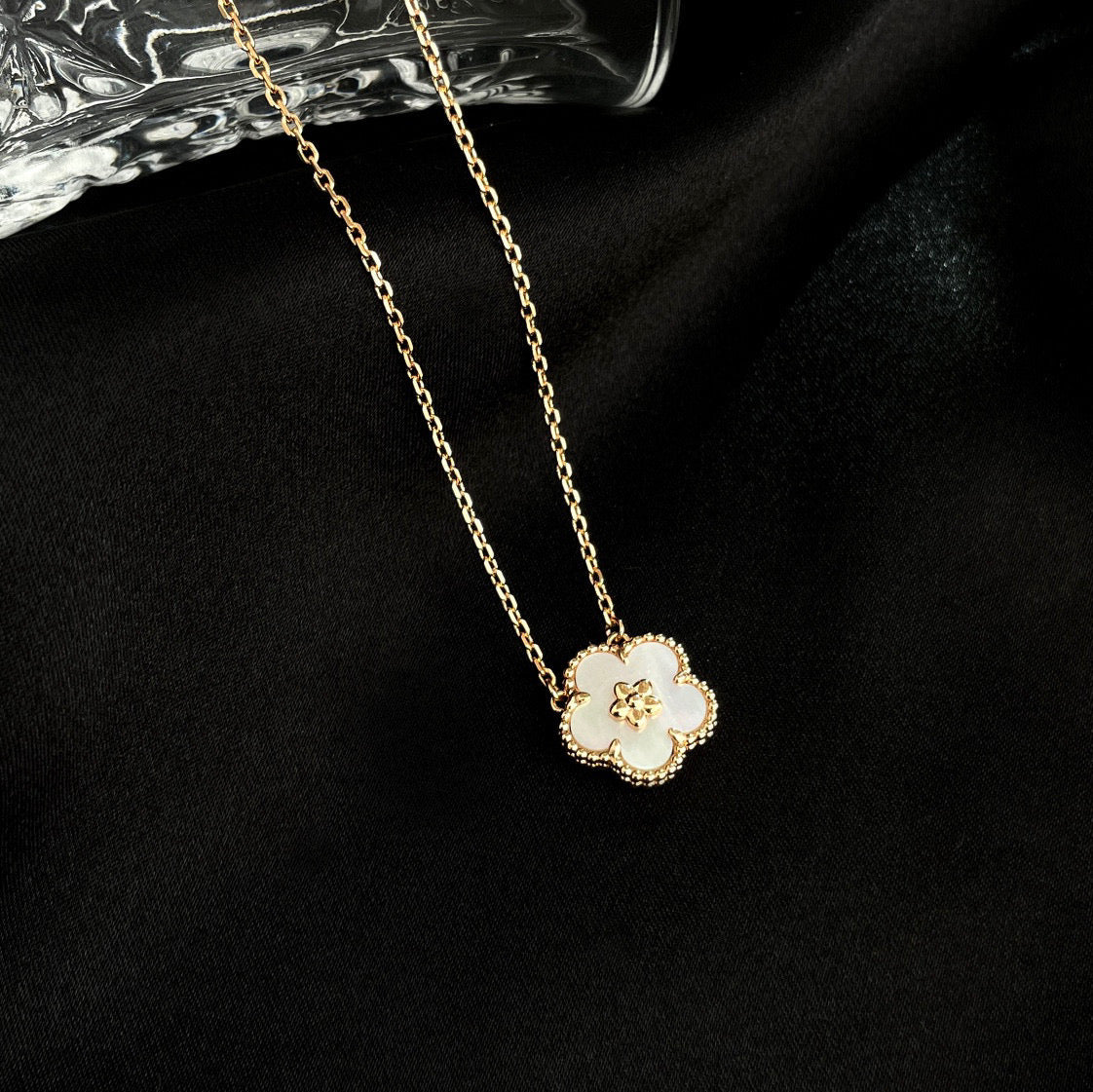 [Raffine]LUCKY  WHITE MOP  PLUM BLOSSOM NECKLACE