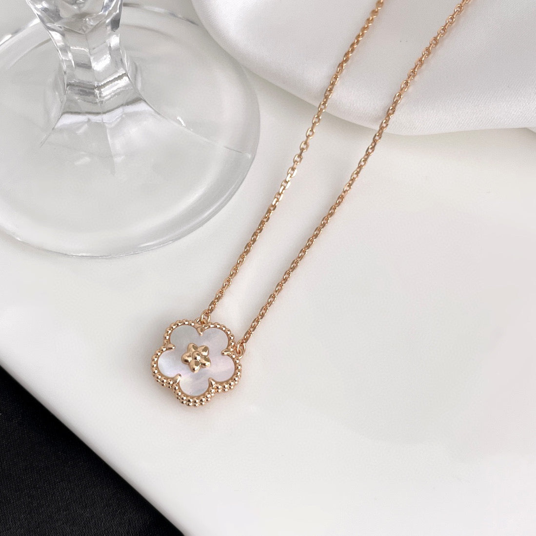 [Raffine]LUCKY  WHITE MOP  PLUM BLOSSOM NECKLACE