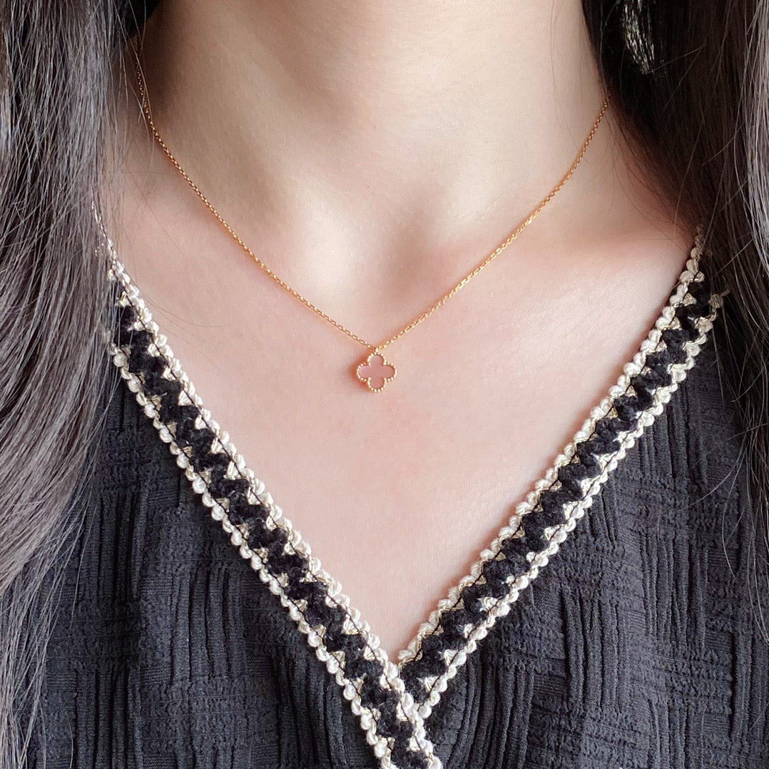 [Raffine] COLLAR DE UNA SOLA FLOR DE NÁCAR ROSA DE 9,5 MM CON TRÉBOL