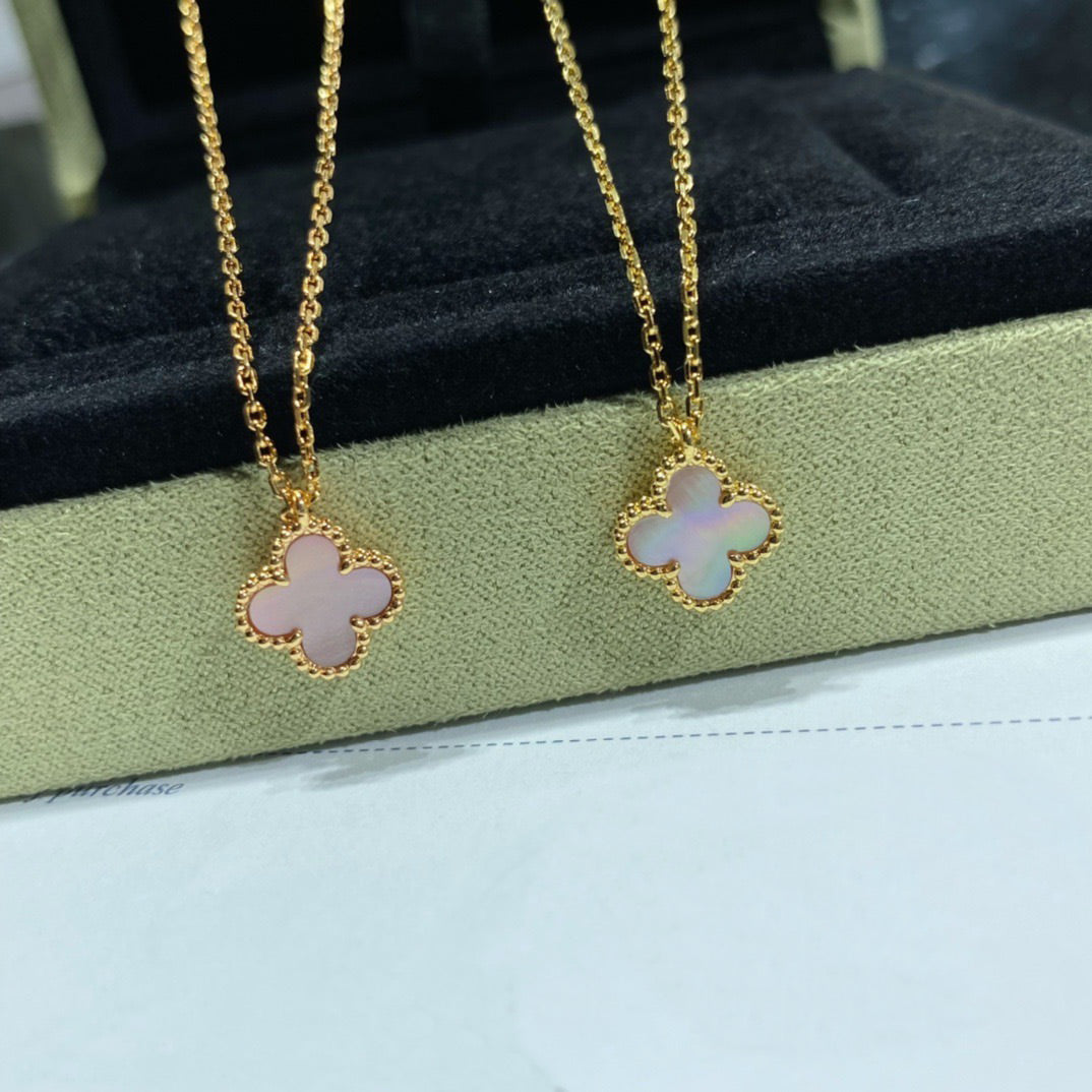 [Raffine] COLLAR DE UNA SOLA FLOR DE NÁCAR ROSA DE 9,5 MM CON TRÉBOL