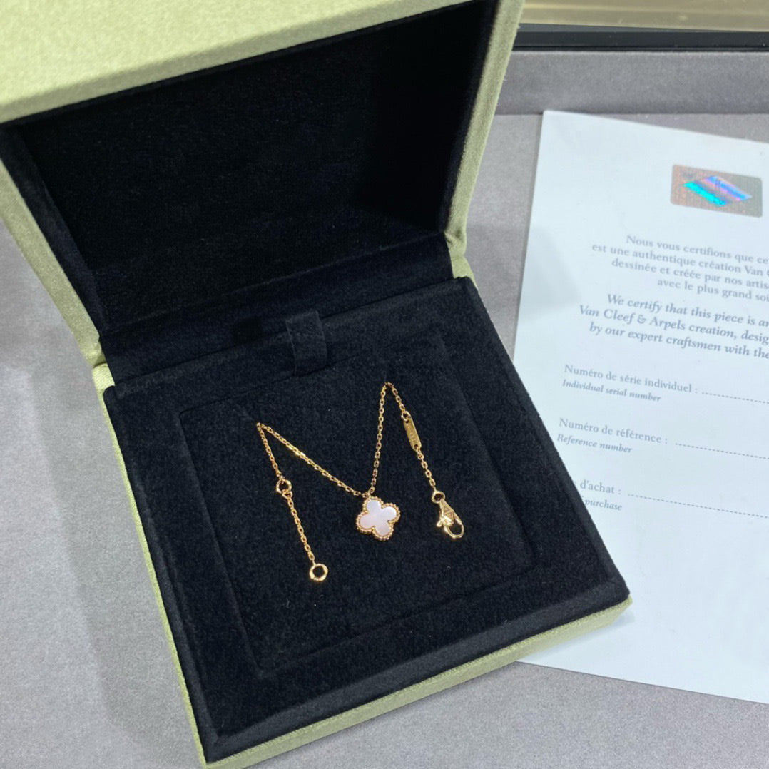 [Raffine] COLLAR DE UNA SOLA FLOR DE NÁCAR ROSA DE 9,5 MM CON TRÉBOL