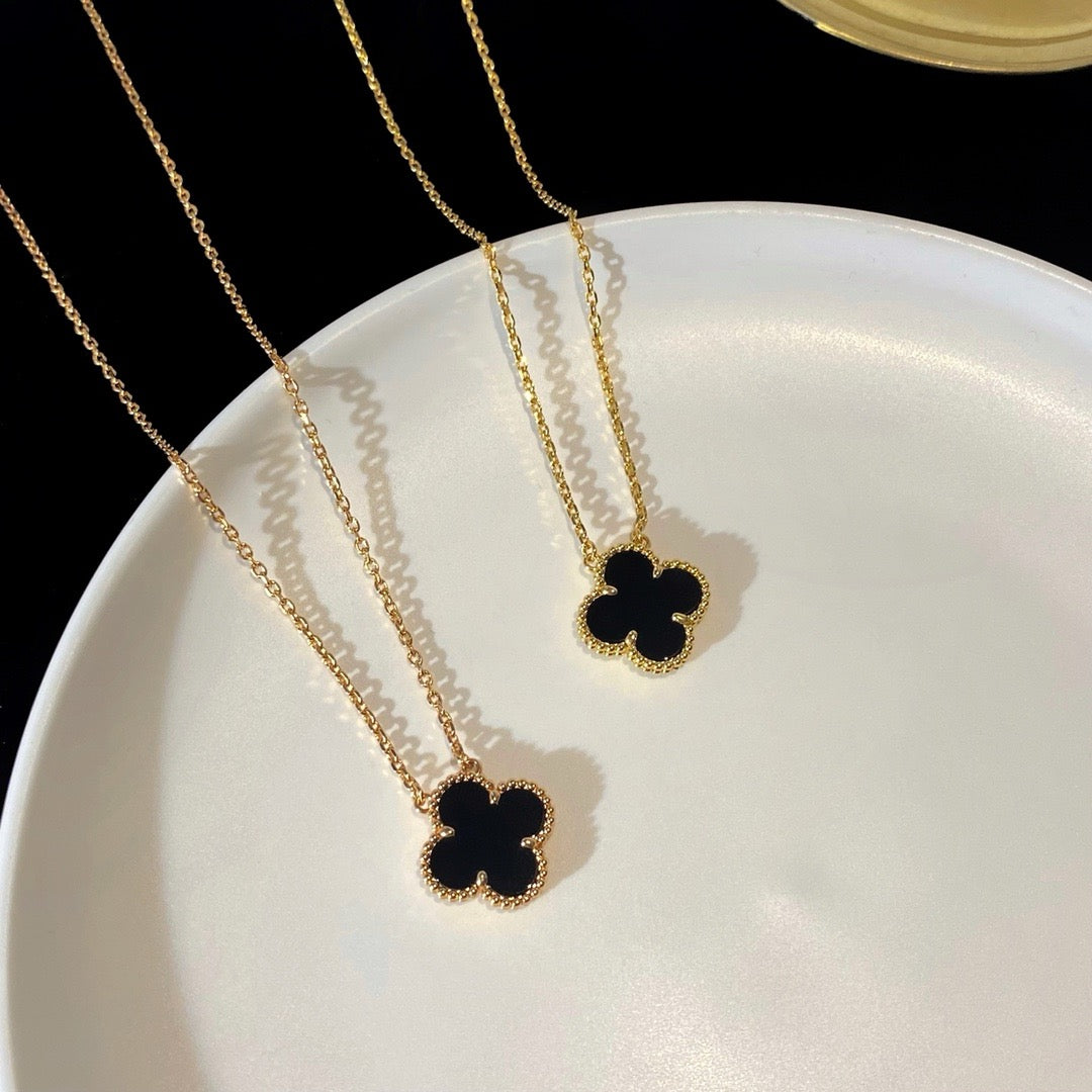 [Raffine] COLLAR DE UNA SOLA FLOR DE ÓNIX NEGRO DE 15 MM DE TRÉBOL