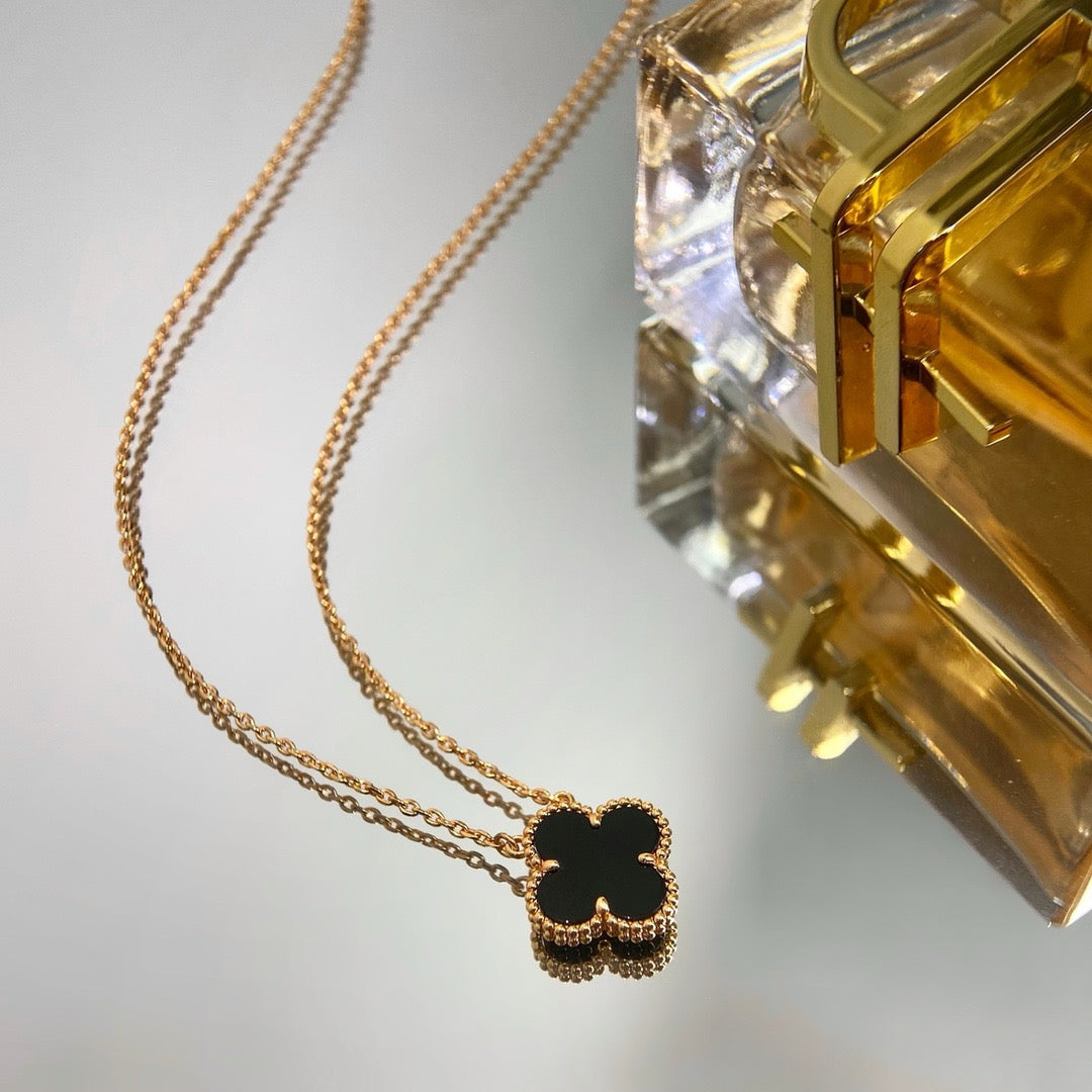 [Raffine] COLLAR DE UNA SOLA FLOR DE ÓNIX NEGRO DE 15 MM DE TRÉBOL
