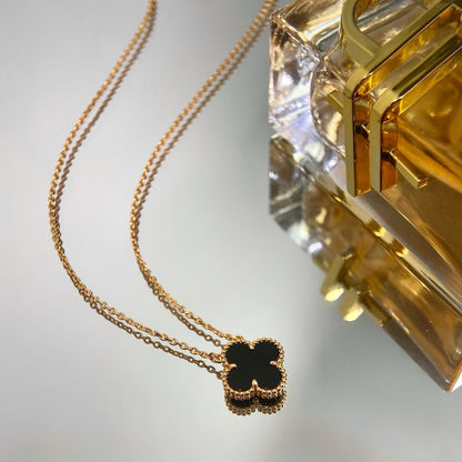 [Raffine] COLLAR DE UNA SOLA FLOR DE ÓNIX NEGRO DE 15 MM DE TRÉBOL