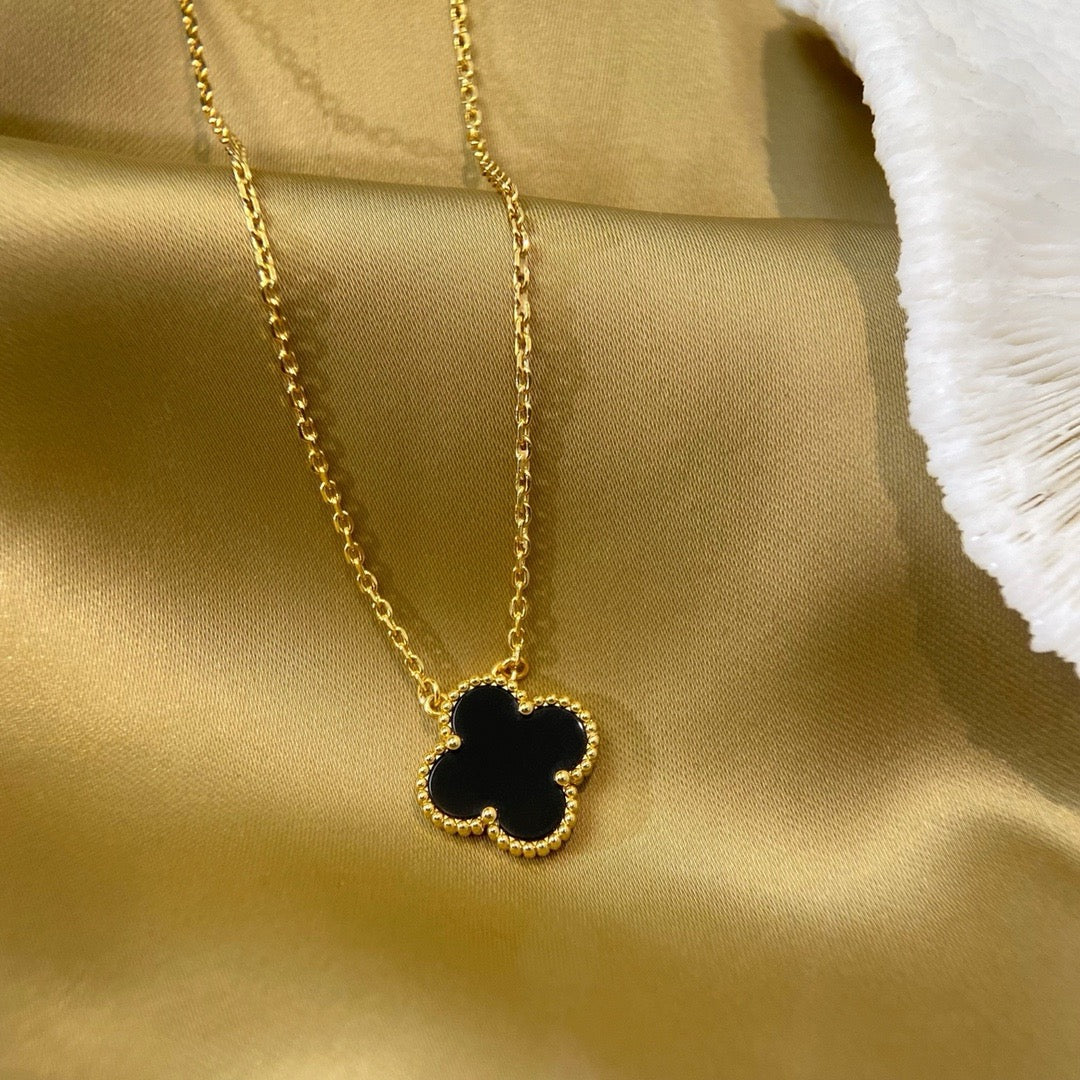 [Raffine] COLLAR DE UNA SOLA FLOR DE ÓNIX NEGRO DE 15 MM DE TRÉBOL