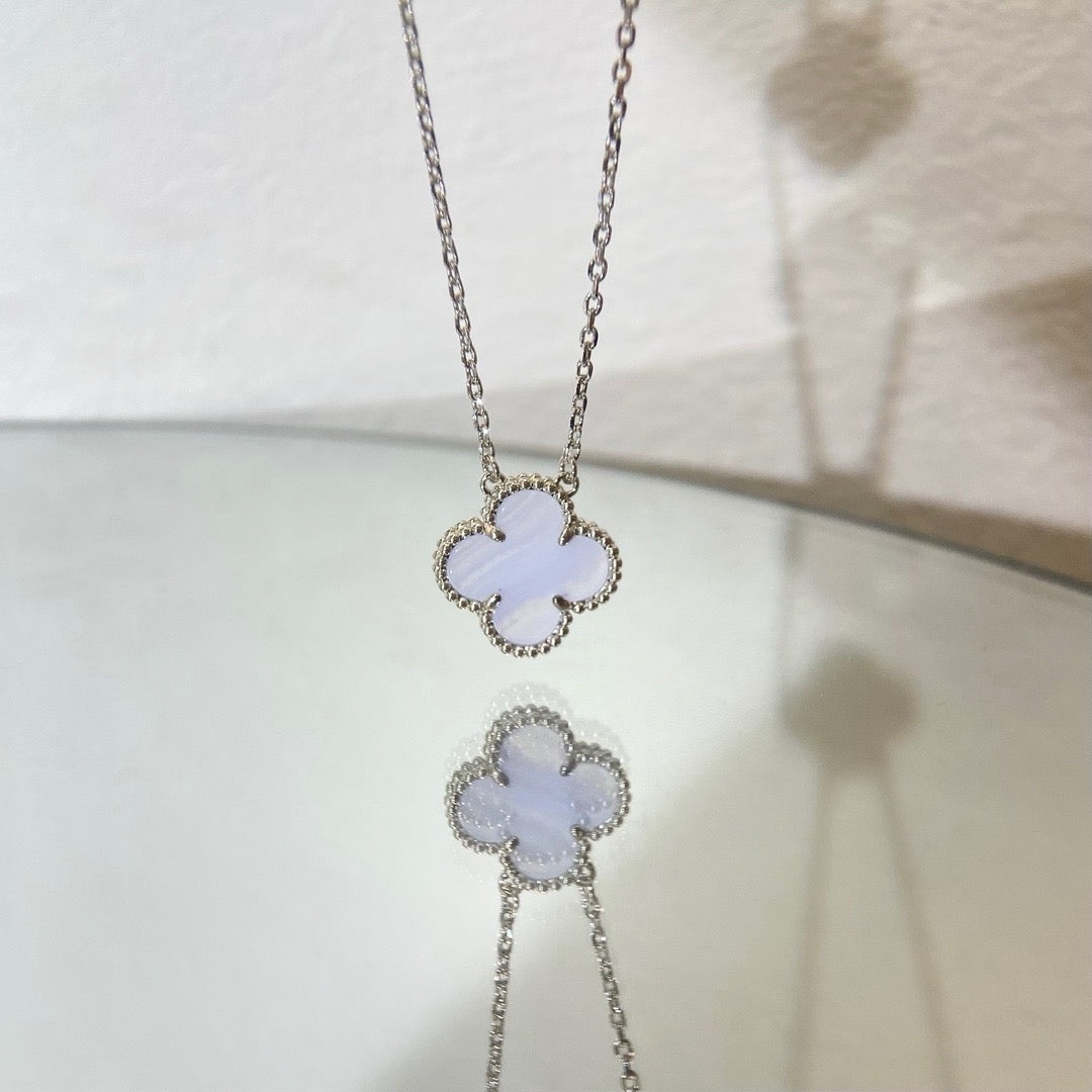 [Raffine] COLLAR DE TRÉBOL DE 15 MM DE CALCEDONIA AZUL PLATA