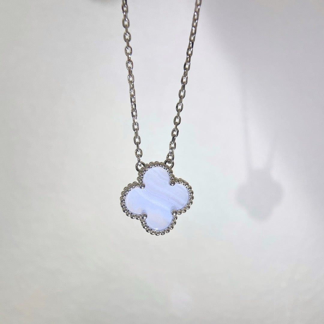 [Raffine] COLLAR DE TRÉBOL DE 15 MM DE CALCEDONIA AZUL PLATA