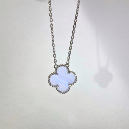 [Raffine] COLLAR DE TRÉBOL DE 15 MM DE CALCEDONIA AZUL PLATA