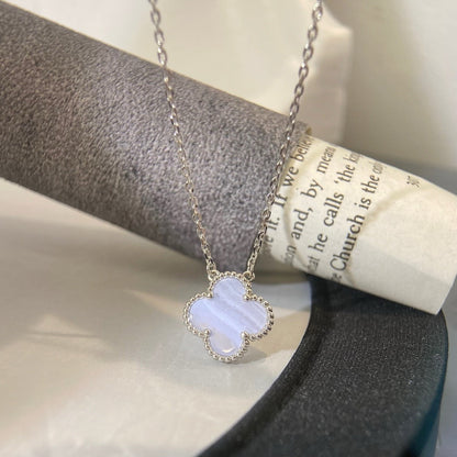 [Raffine] COLLAR DE TRÉBOL DE 15 MM DE CALCEDONIA AZUL PLATA