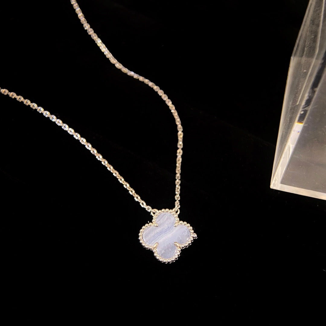 [Raffine] COLLAR DE TRÉBOL DE 15 MM DE CALCEDONIA AZUL PLATA