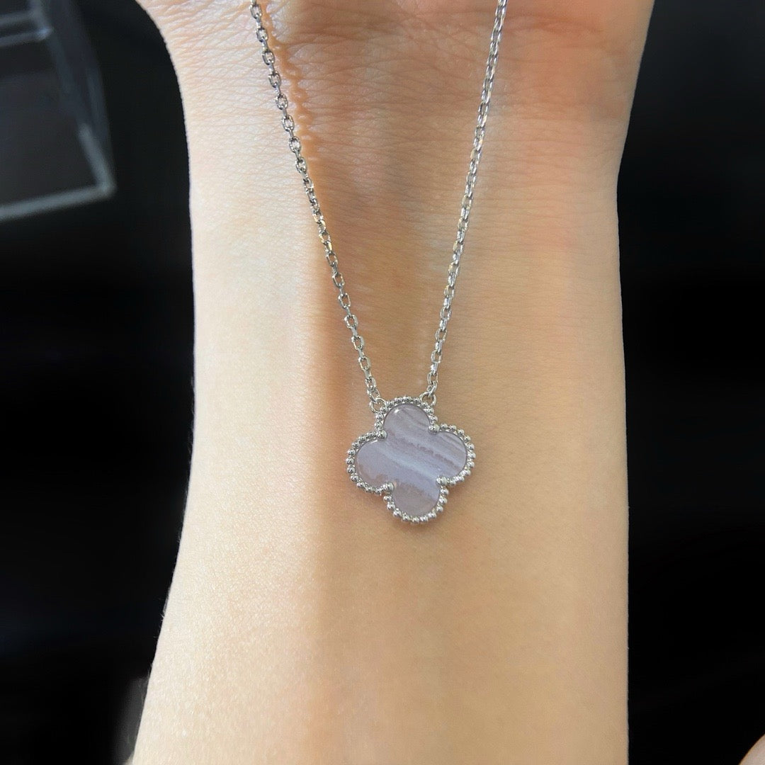 [Raffine] COLLAR DE TRÉBOL DE 15 MM DE CALCEDONIA AZUL PLATA