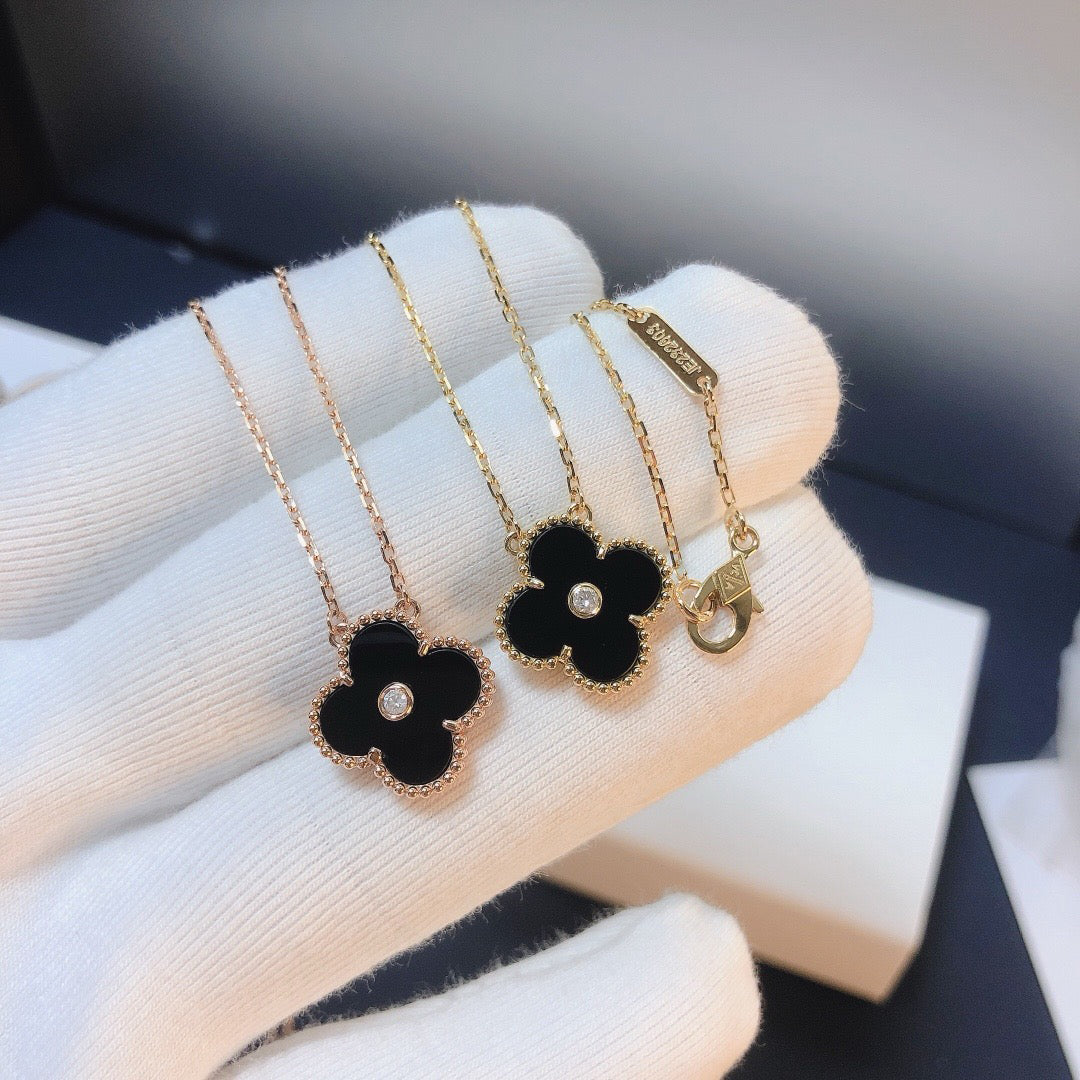 [Raffine] COLLAR DE ÓNIX Y DIAMANTE DE TRÉBOL DE 15 MM