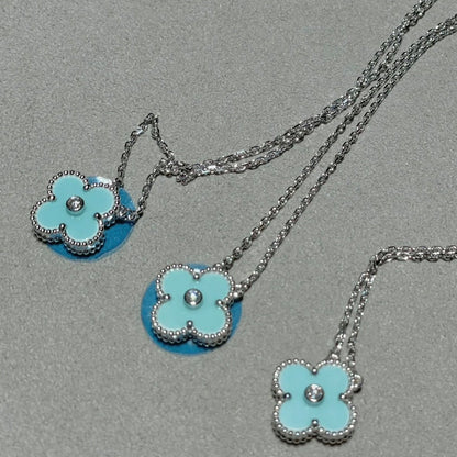 [Raffine] COLLAR DE PLATA AZUL CLARO CON 1 DIAMANTE DE TRÉBOL