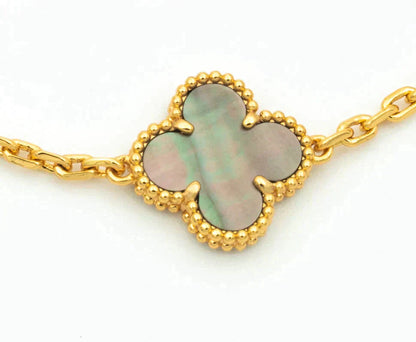 [Raffine] PULSERA DE DIAMANTES CON 5 MOTIVOS DE TRÉBOL Y MOPA GRIS