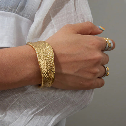 [Raffine]Cheyenne Textured Gold Band