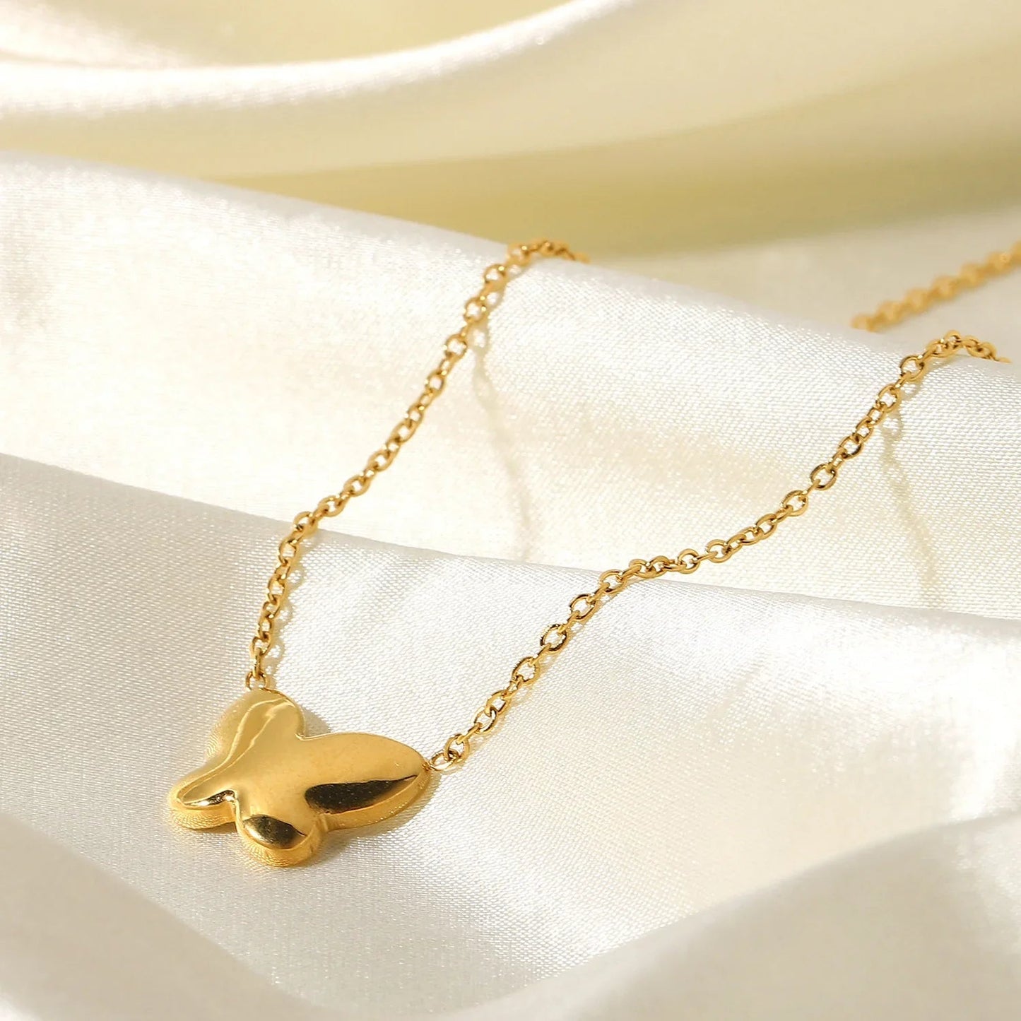 [Raffine]Flutterby Mother of Pearl Necklace