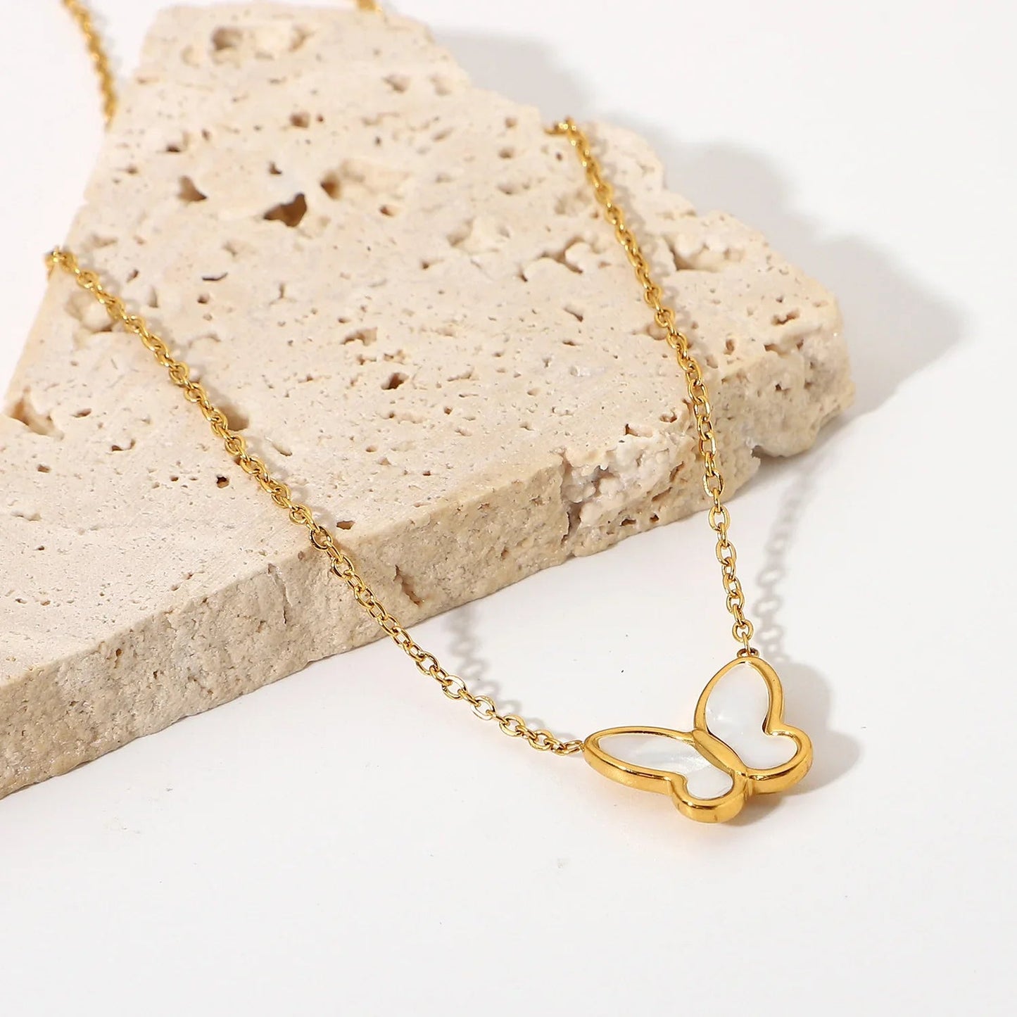 [Raffine]Flutterby Mother of Pearl Necklace