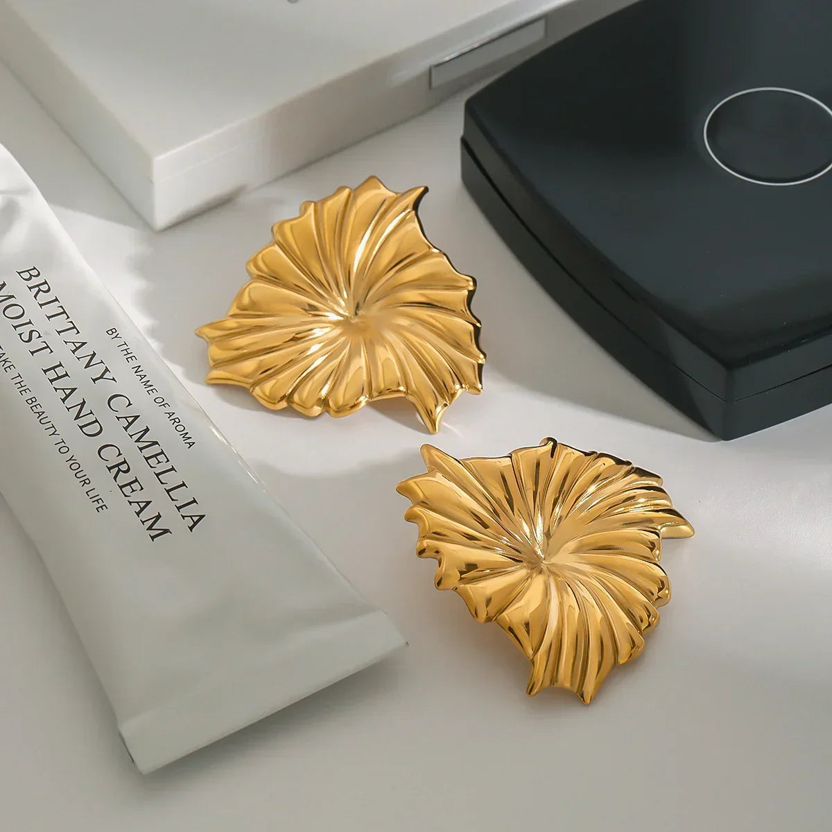 [Raffine]Rafaela Sculpted Petal Gold Earrings