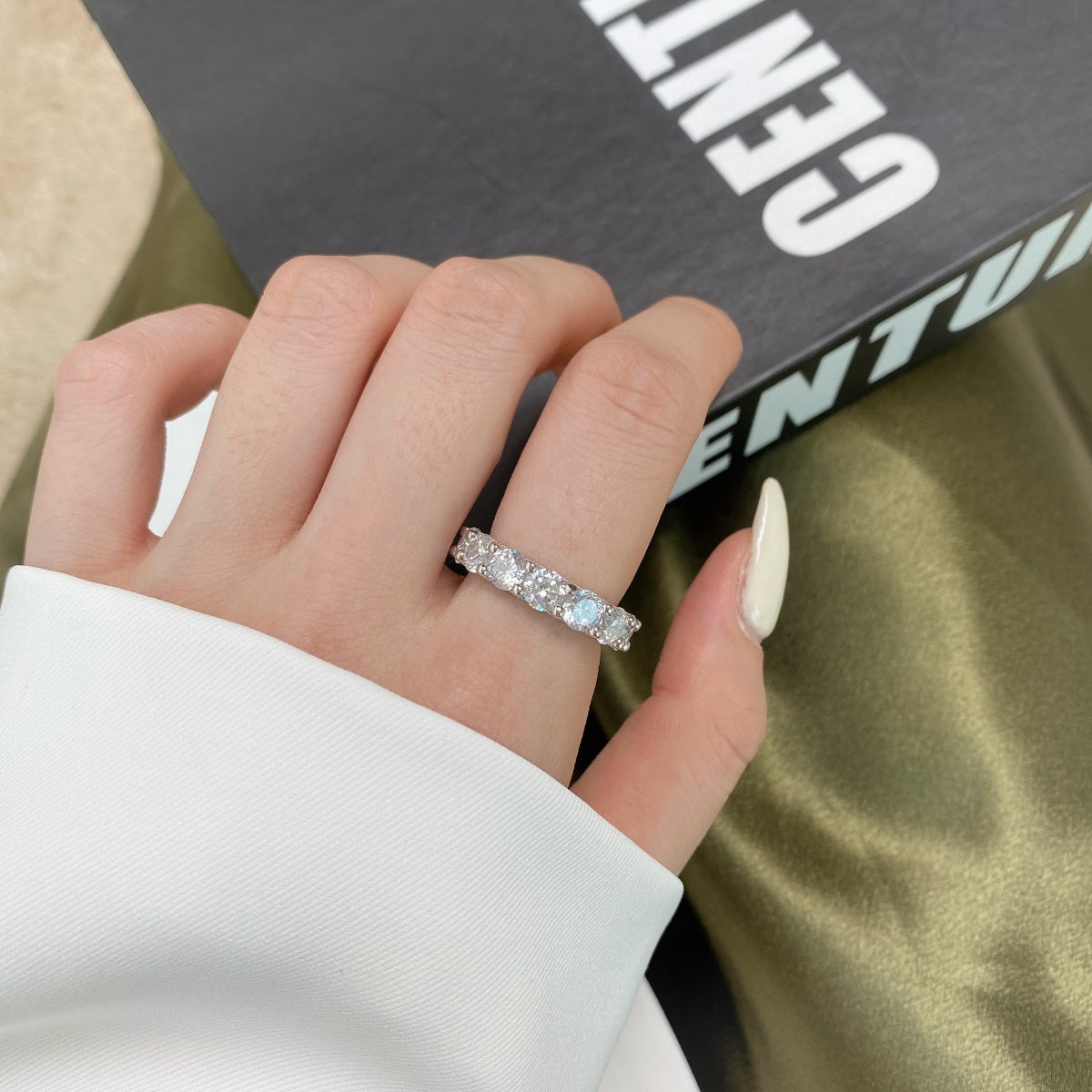 [Raffine] Precioso anillo de tenis de corte redondo
