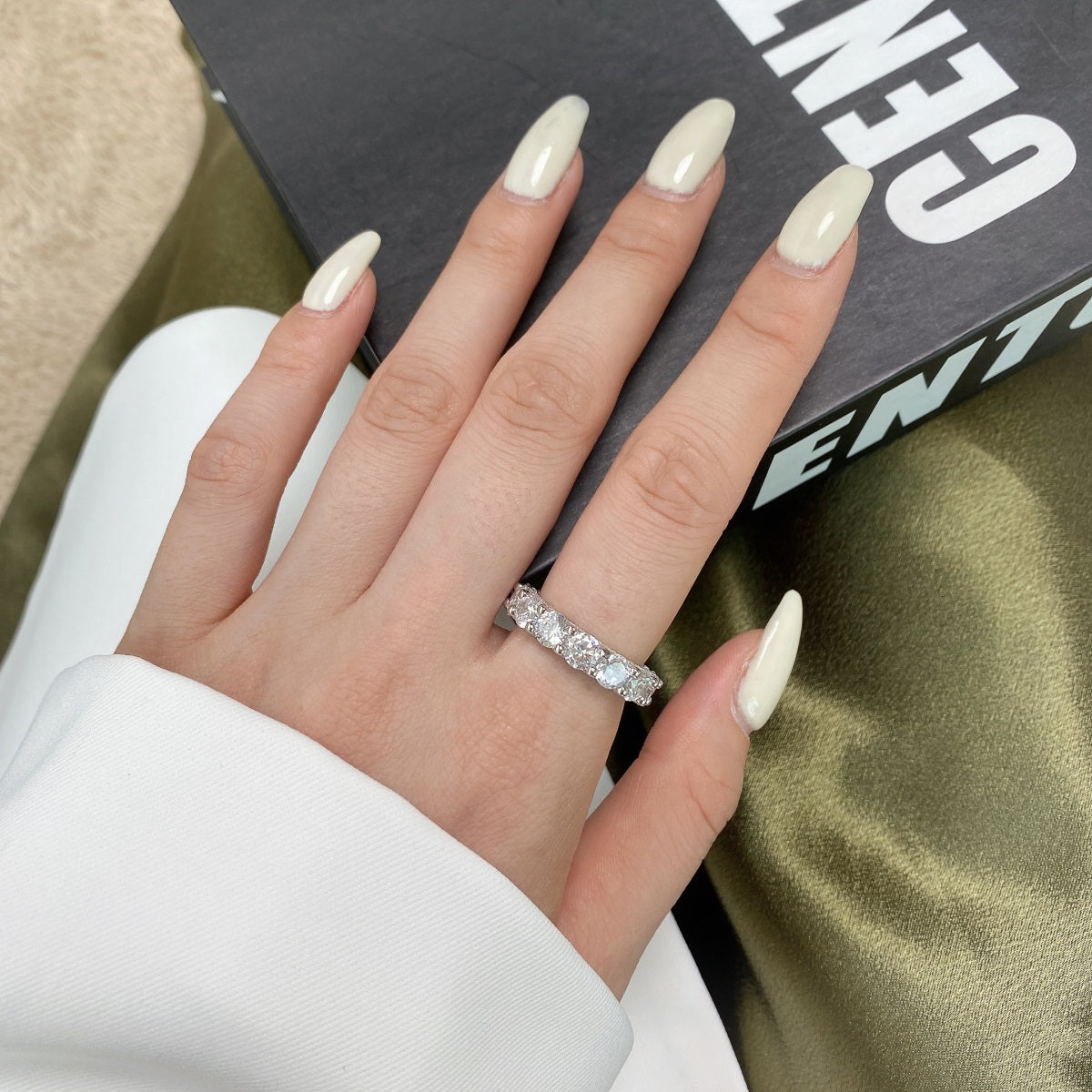 [Raffine] Precioso anillo de tenis de corte redondo