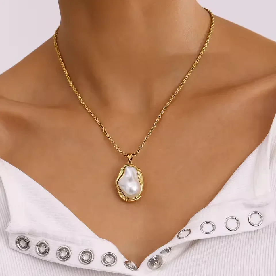 [Raffine]Carly Mother Of Pearl Pendant