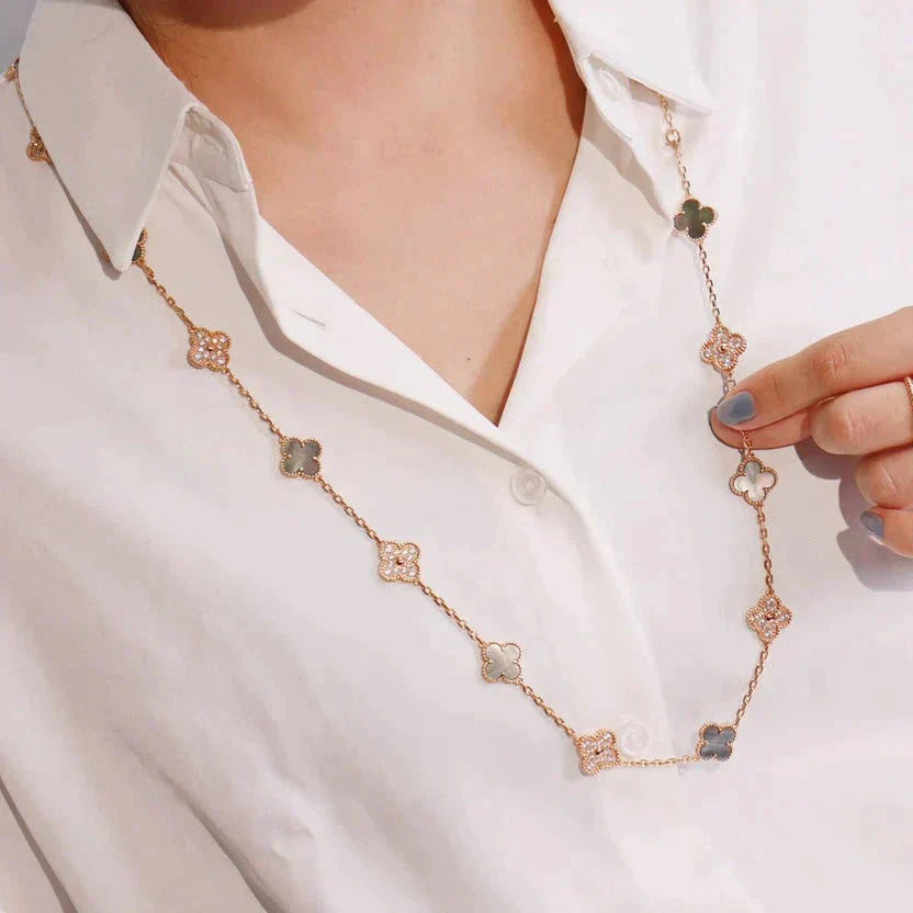 [Raffine] COLLAR DE DIAMANTES CON TRAPEZOIDAL OSCURO CON 20 MOTIVOS DE TRÉBOL