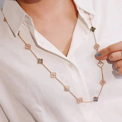 [Raffine] COLLAR DE DIAMANTES CON TRAPEZOIDAL OSCURO CON 20 MOTIVOS DE TRÉBOL