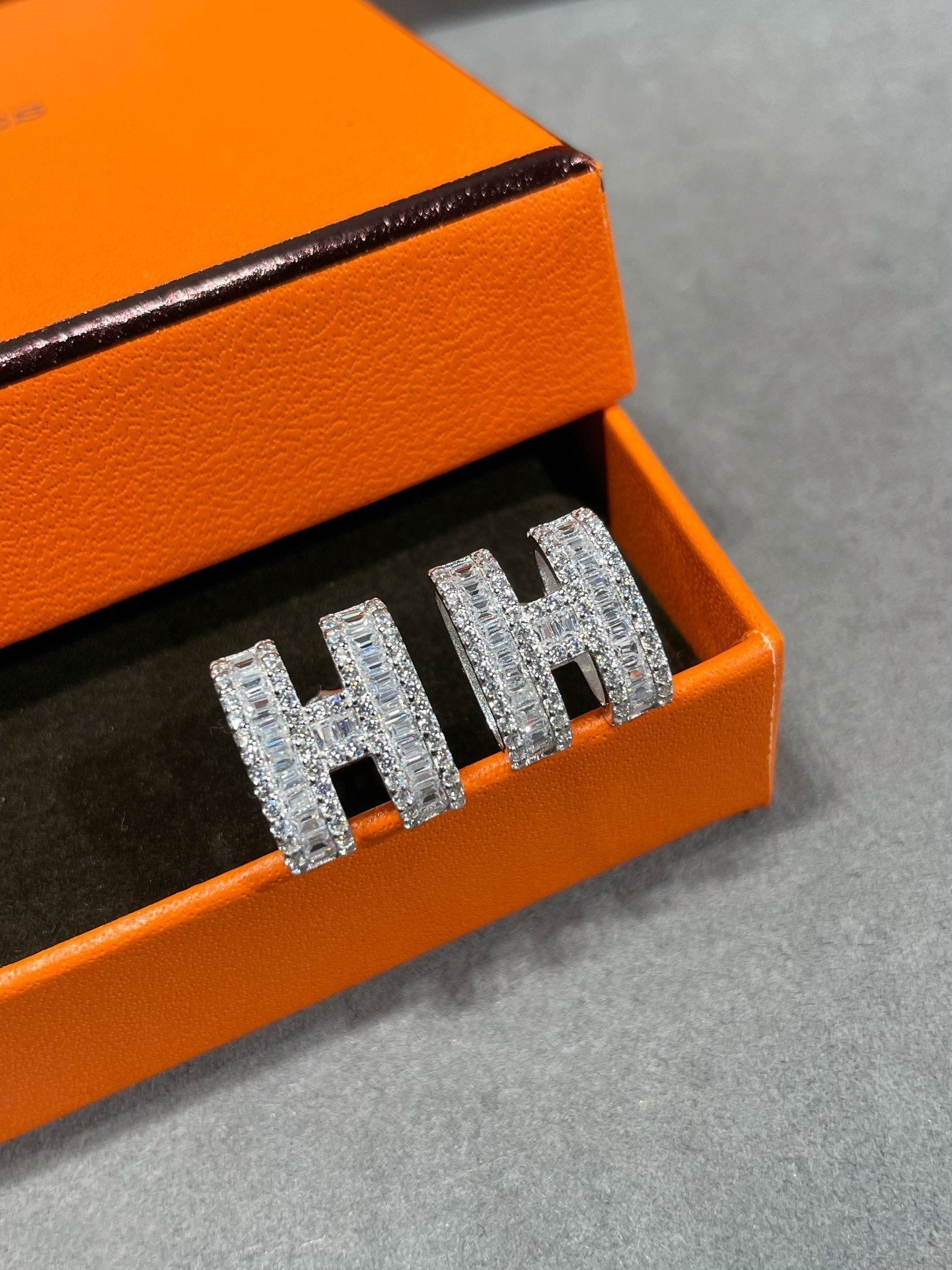 [Raffine]H STUD EARRINGS WITH SILVER DIAMONDS