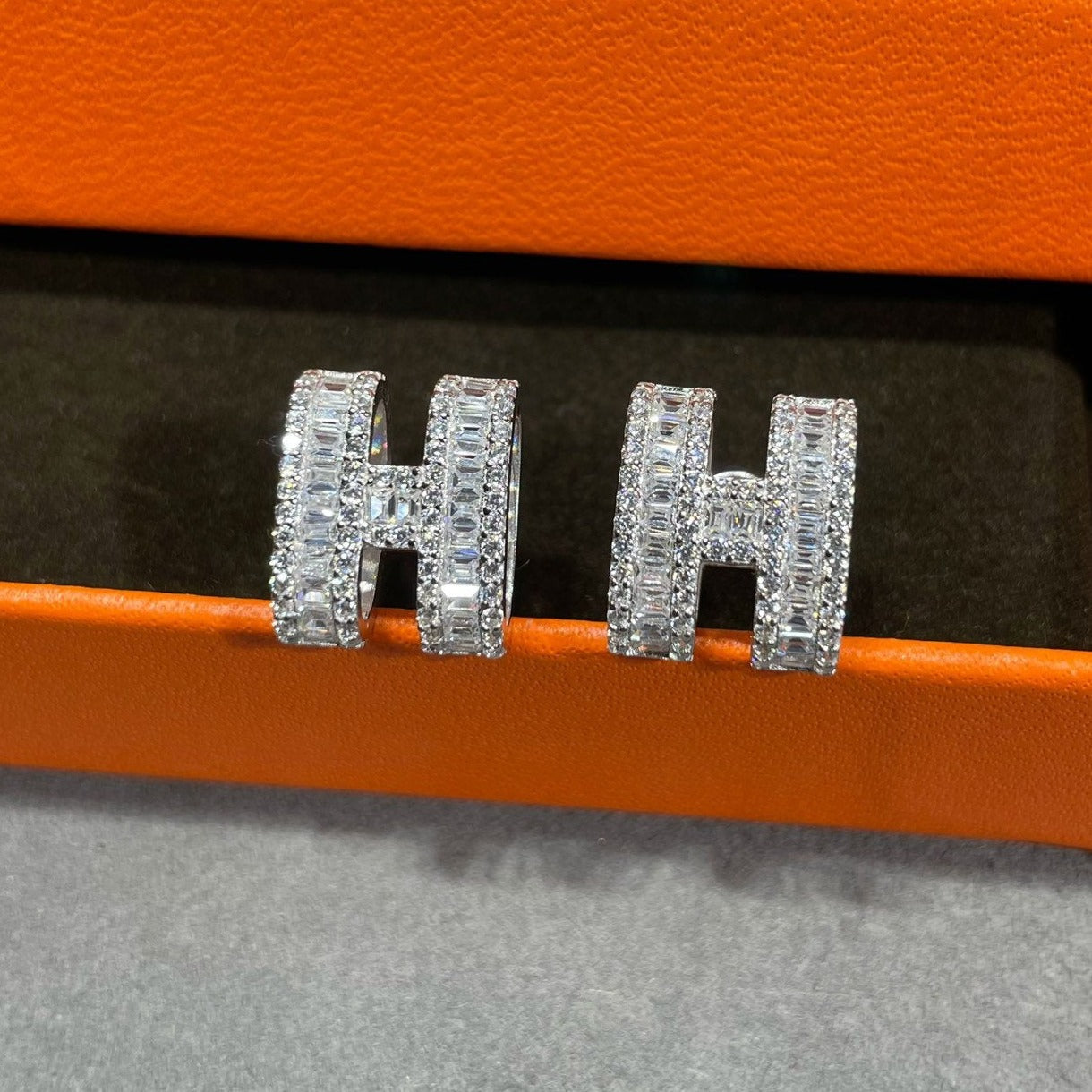 [Raffine]H STUD EARRINGS WITH SILVER DIAMONDS