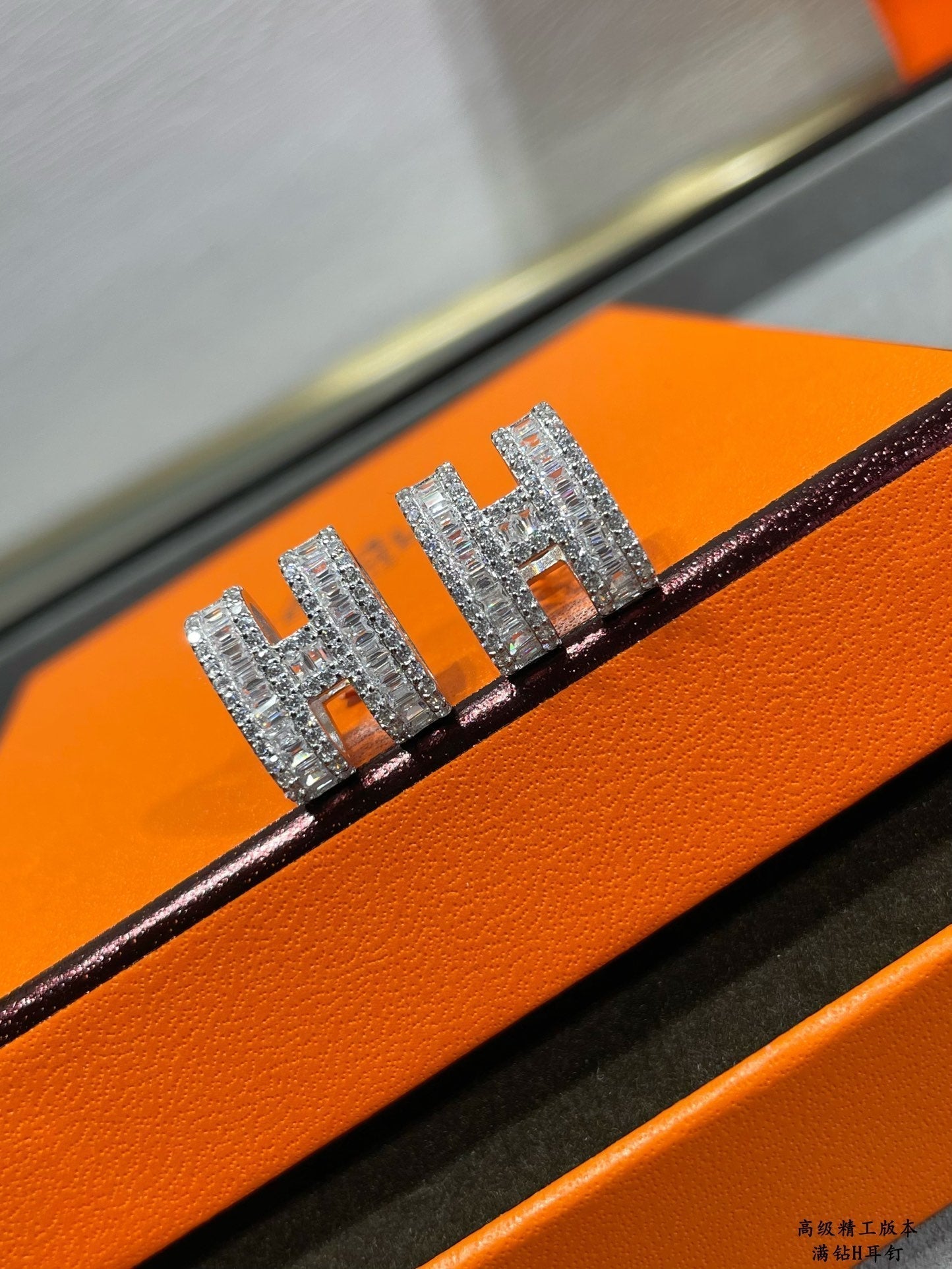 [Raffine]H STUD EARRINGS WITH SILVER DIAMONDS