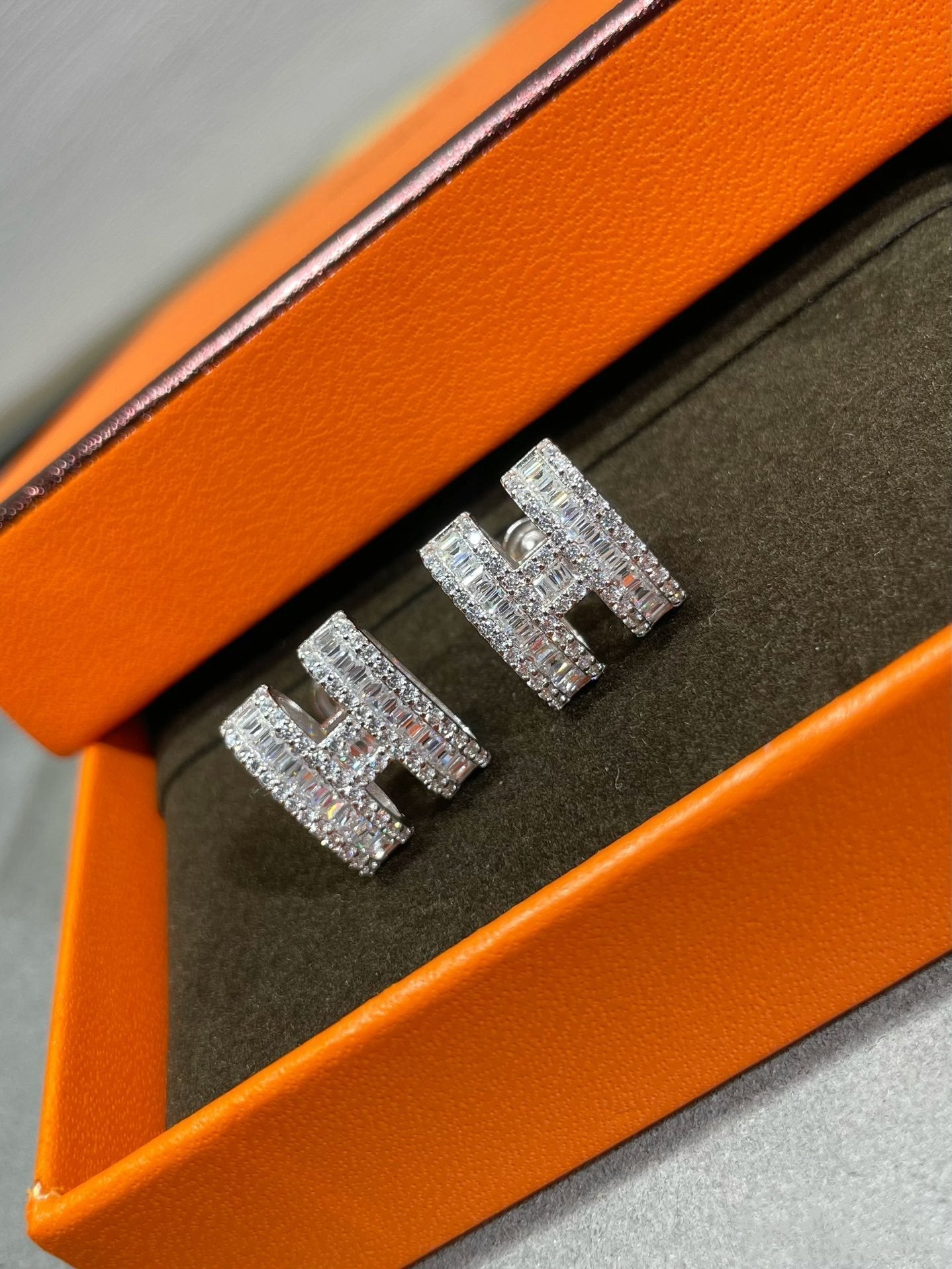 [Raffine]H STUD EARRINGS WITH SILVER DIAMONDS