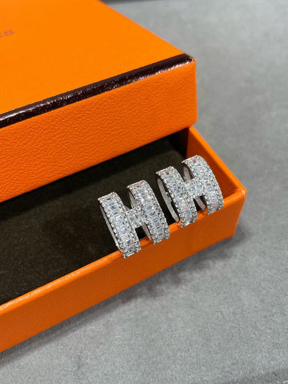 [Raffine]H STUD EARRINGS WITH SILVER DIAMONDS