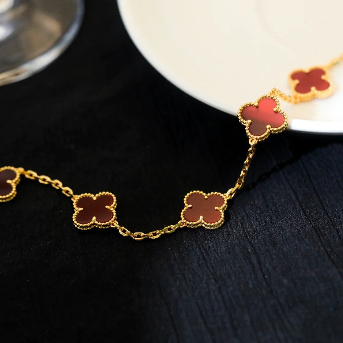 [Raffine]Pulsera de ágata roja con cinco motivos de trébol 