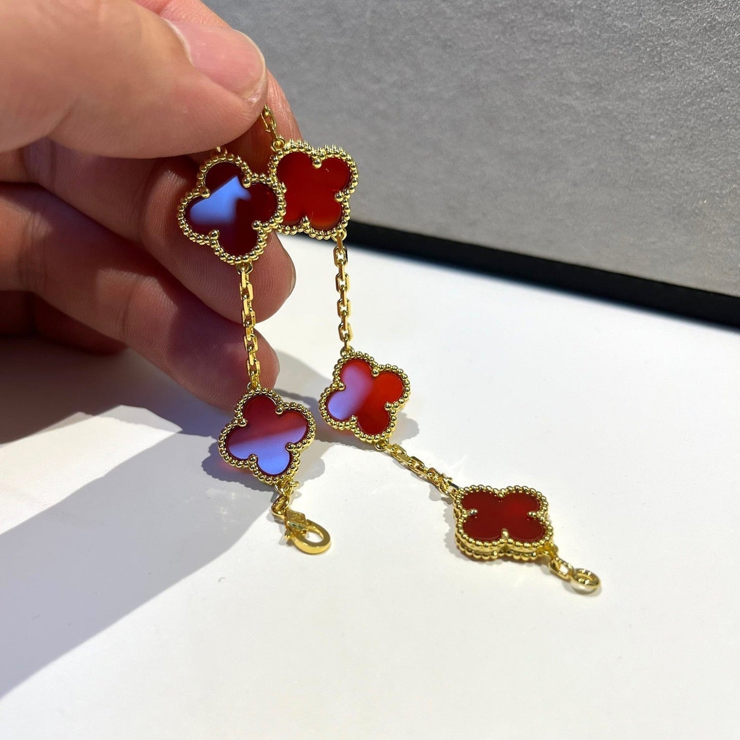 [Raffine]Pulsera de ágata roja con cinco motivos de trébol 