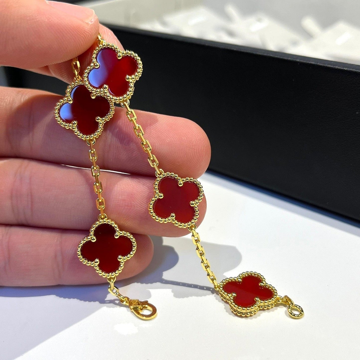 [Raffine]Pulsera de ágata roja con cinco motivos de trébol 
