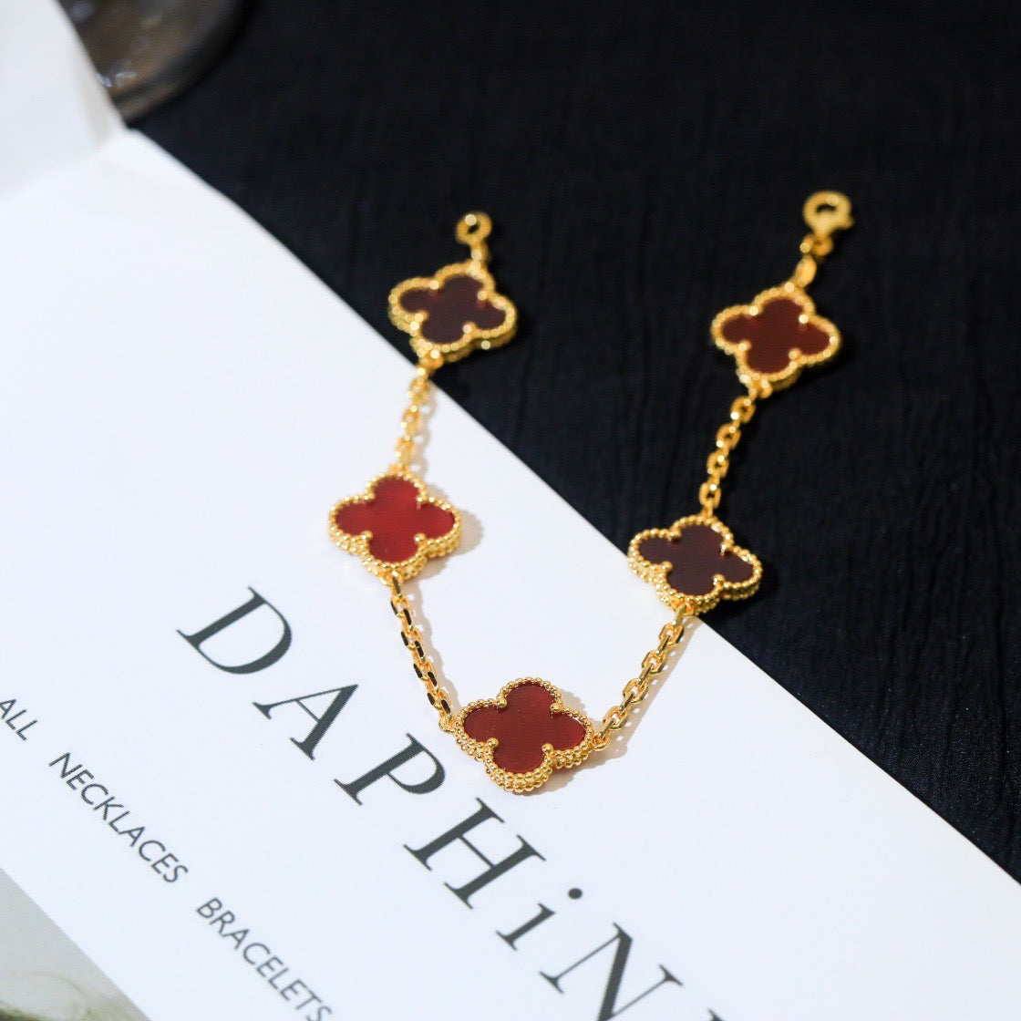 [Raffine]Pulsera de ágata roja con cinco motivos de trébol 