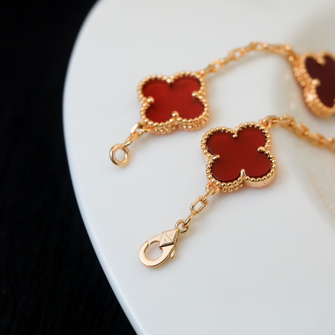 [Raffine]Pulsera de ágata roja con cinco motivos de trébol 