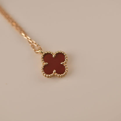 [Raffine]COLLAR MINI TRÉBOL DE 9,5 MM DE CARNELIANAS BLANCAS