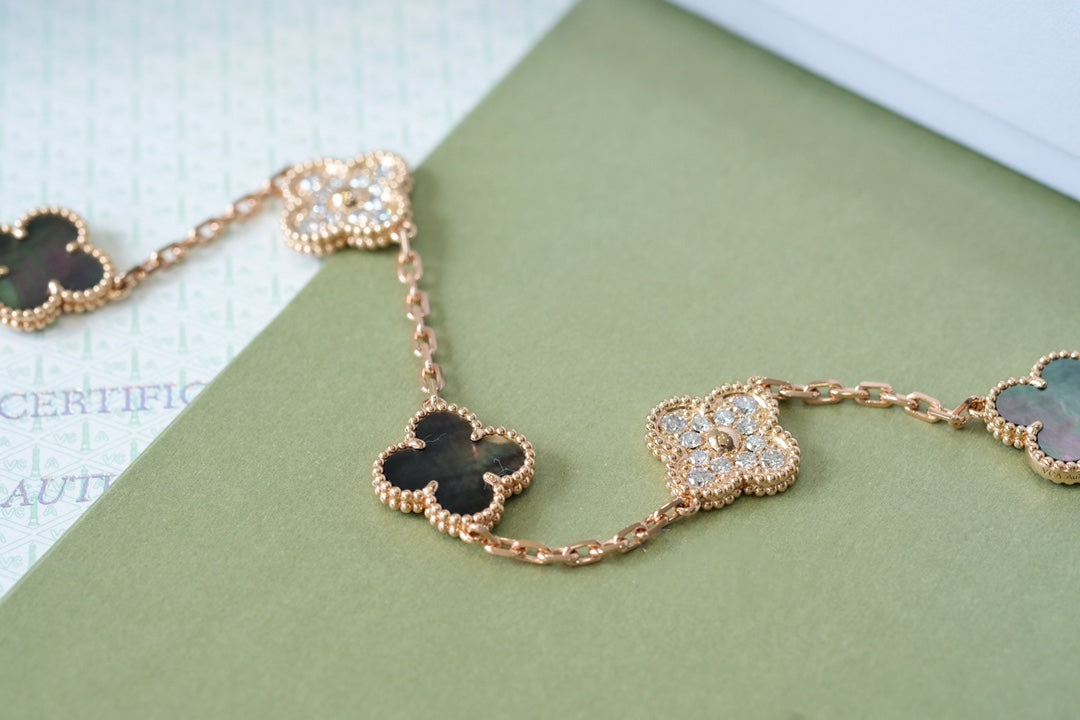 [Raffine] CLOVER 5 MOTIF GRAY MOP BRACELET COLLECTION