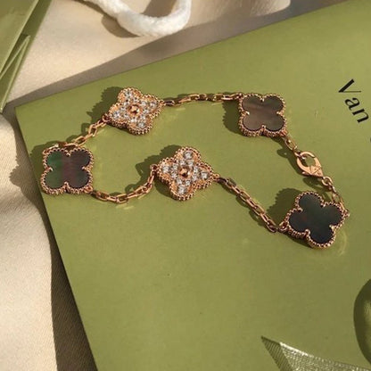 [Raffine] PULSERA DE DIAMANTES CON 5 MOTIVOS DE TRÉBOL Y MOPA GRIS