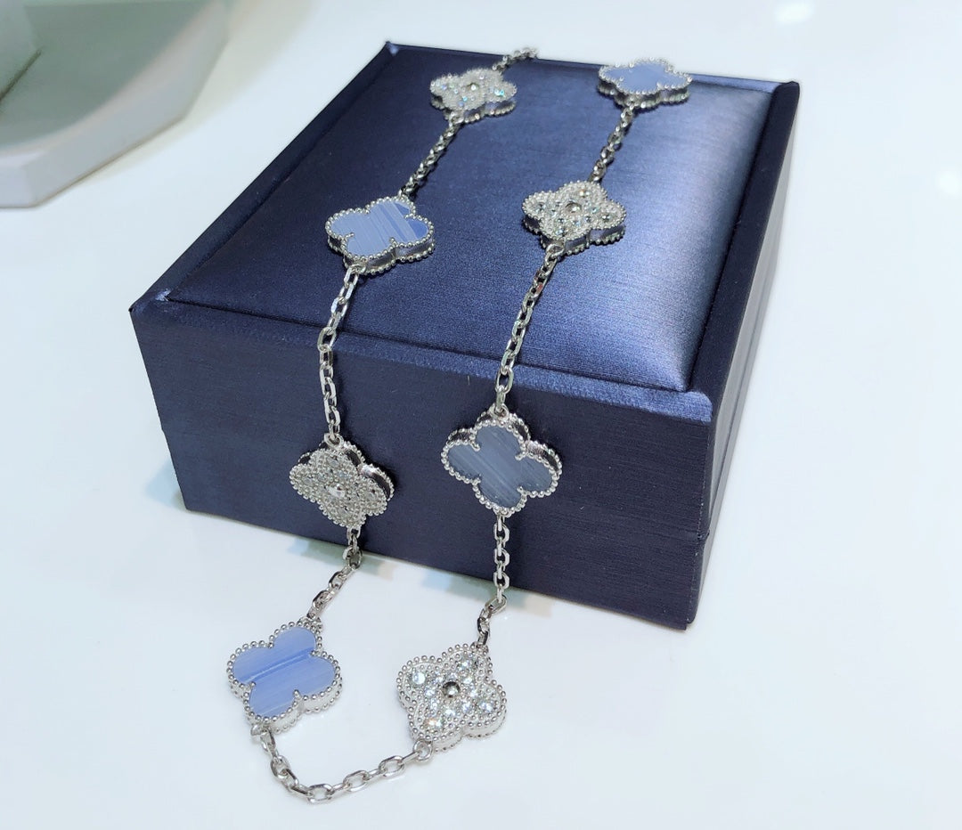 [Raffine] COLLAR DE PLATA CON 10 MOTIVOS DE TRÉBOL, CALCEDONIA Y DIAMANTES